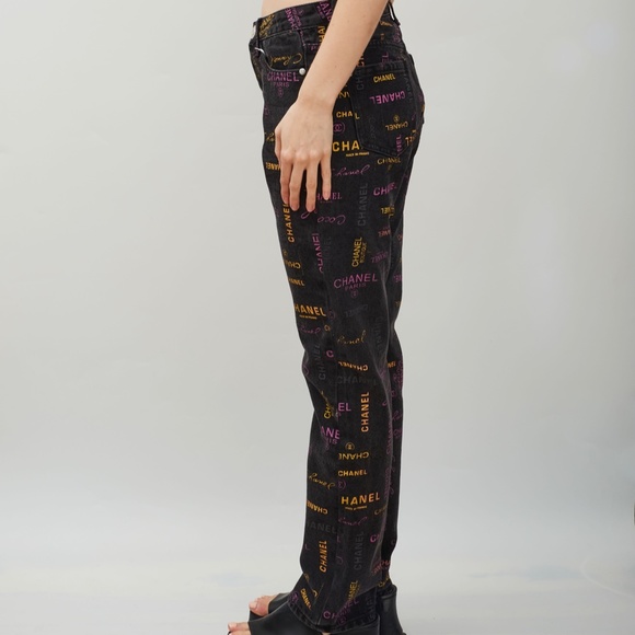 CHANEL LOGO PRINTED BLACK GRAFFITI DENIM JEANS (SIZE 30) 2022 - Picture 2 of 9